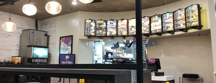 Taco Bell is one of Tempat yang Disukai Henry.