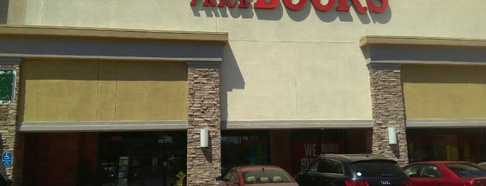 Half Price Books is one of Lugares favoritos de Ross.