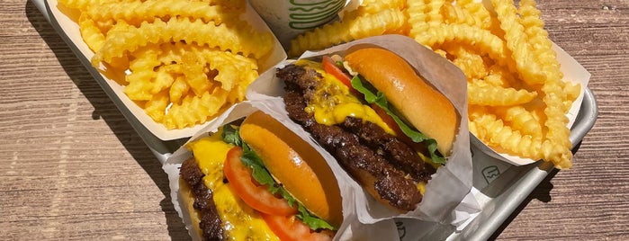 Shake Shack is one of Vallyri’s Liked Places.