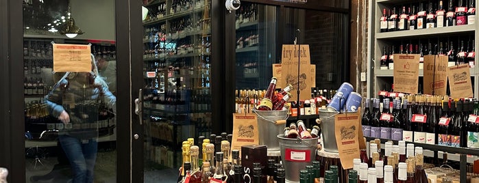 Dry Dock Wine & Spirits is one of Lugares favoritos de Johanna.