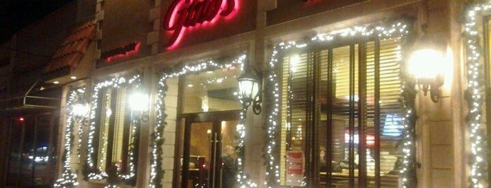 Gino's Pizzeria & Restaurant is one of สถานที่ที่บันทึกไว้ของ Julie.