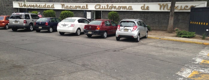 Estacionamiento Estudiantes Facultad De Derecho. is one of Tempat yang Disukai Sonya.