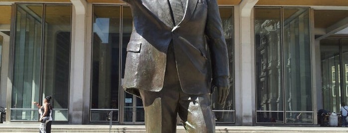 Statue Of Mayor Rizzo is one of Locais salvos de Kimmie.