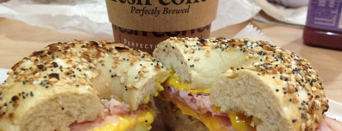 Bruegger's Bagels is one of Lugares favoritos de Certainly.