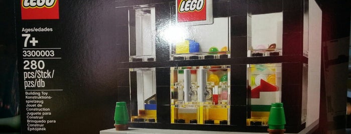 LEGO Store is one of Lieux qui ont plu à Jeff.