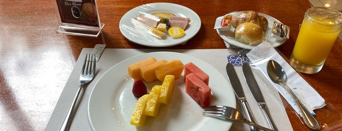 Café Colón is one of Arturoさんのお気に入りスポット.