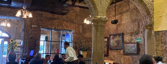 Restaurant & Bar CALYPSO is one of สถานที่ที่ Arturo ถูกใจ.