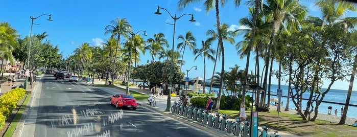 Pink Trolley In Waikiki is one of 2016 Hawaii.
