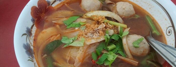ก๋วยเตี๋ยวจัมโบ้ ผัดไทย กระทะร้อน is one of Halal Food in Hadyai, Songkhla :).