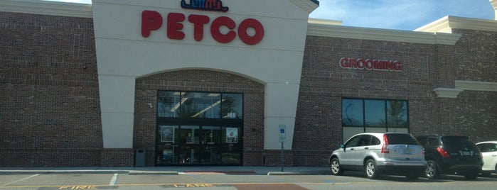 Petco is one of สถานที่ที่ Julie ถูกใจ.