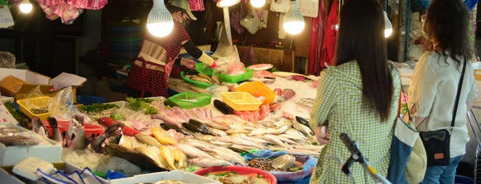 東門市場 is one of สถานที่ที่บันทึกไว้ของ Curry.