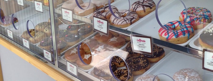 California Donuts is one of Tempat yang Disimpan Ifigenia.