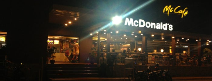 McDonald's is one of Locais curtidos por Jed.