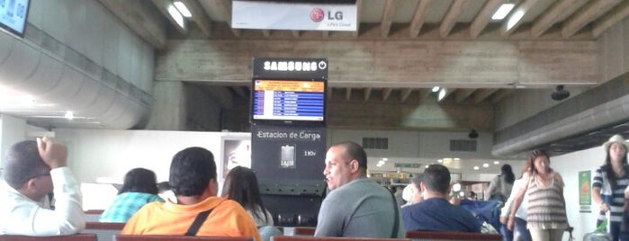 Aeropuerto Internacional is one of Lugares favoritos de Erick.