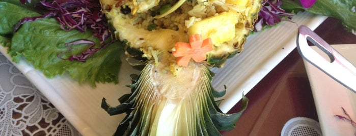 Benjarong Thai Cuisine is one of Posti che sono piaciuti a Elijah.