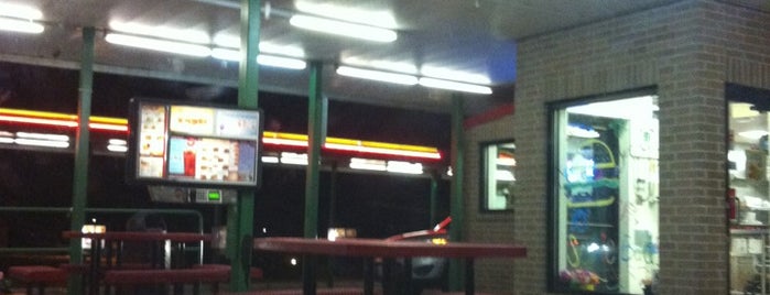 SONIC Drive In is one of Lugares favoritos de Christina.