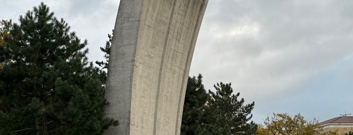 Luftbrückendenkmal is one of Wolken boven Berlijn.