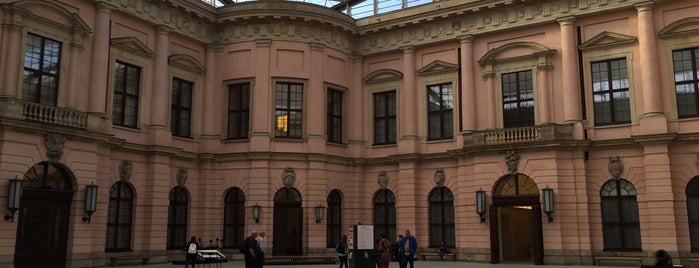 Deutsches Historisches Museum is one of Grey City.