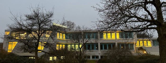 Bezirkszentralbibliothek Eva-Maria-Buch-Haus is one of Bibliotheken.