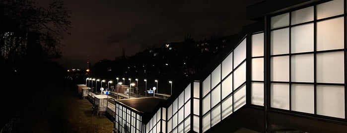 S Julius-Leber-Brücke is one of Bahnhöfe BM Berlin + HBF.