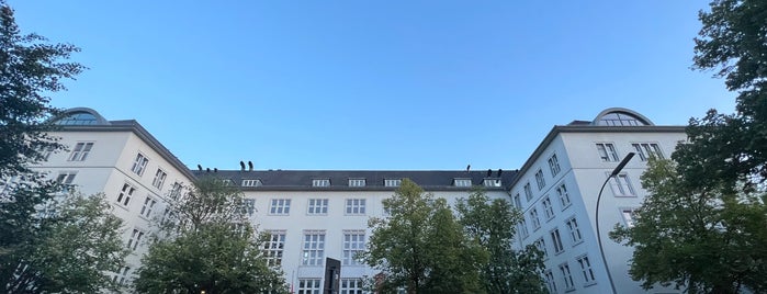 Escola de Economia e Direito de Berlim is one of Studenten.