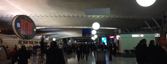 Aeropuerto de París - Charles de Gaulle (CDG) is one of Lugares favoritos de Winnie.