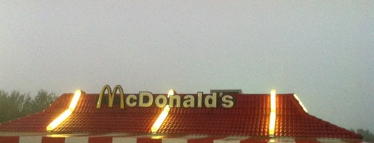 McDonald's is one of สถานที่ที่ Macy ถูกใจ.