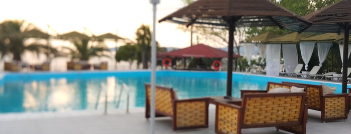 Kamari Beach Hotel is one of Lugares favoritos de ZOE.