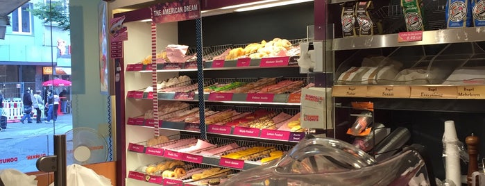 Dunkin' Donuts is one of N.'ın Kaydettiği Mekanlar.