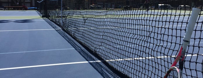 Dolores Park Tennis Courts is one of Locais curtidos por Alex.