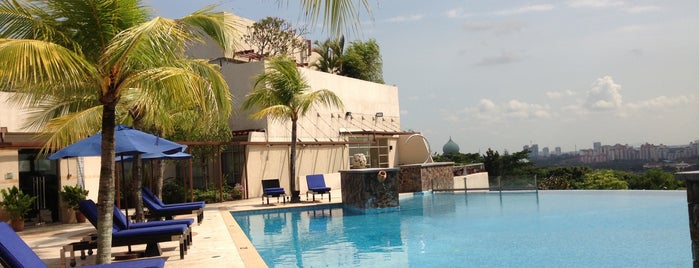 Swimming Pool Shangri-La Hotel is one of Orte, die Miss Nine gefallen.