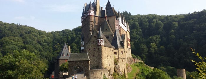 Burg Eltz is one of Orte, die Erik gefallen.