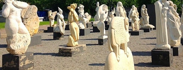 Parque de los Héroes Caídos is one of Moscow must see.