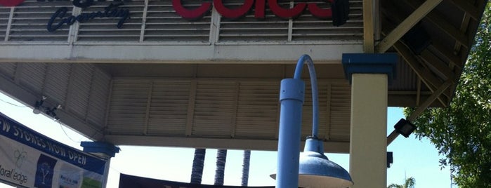 Coles is one of สถานที่ที่ S👄 ถูกใจ.