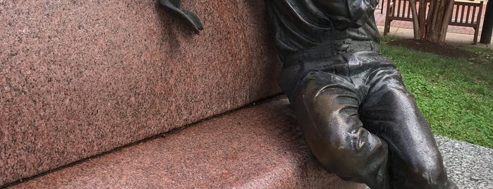 Jim Henson Statue is one of Mollie'nin Beğendiği Mekanlar.