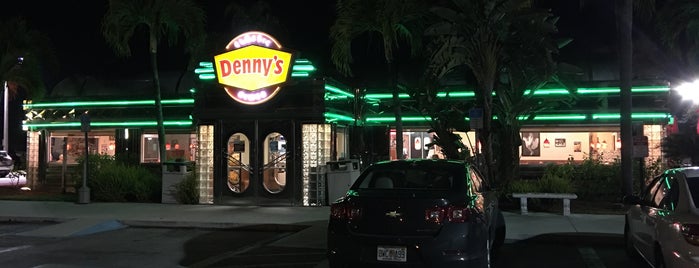 Denny's is one of Locais curtidos por Beto.