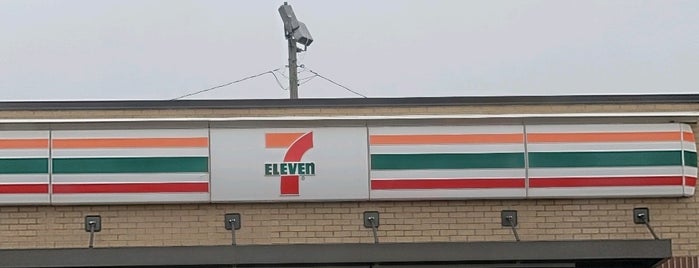 7-Eleven is one of Phoenixさんのお気に入りスポット.