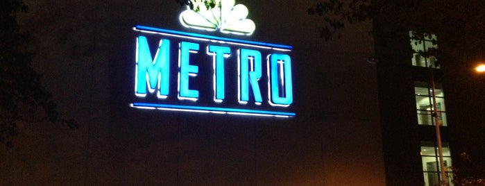 Metro Department Store is one of Posti che sono piaciuti a Chanine Mae.