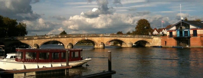 Henley Bridge is one of Locais curtidos por Foodman.