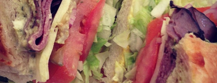 Montague's Gourmet Sandwiches is one of Posti che sono piaciuti a Jackie.