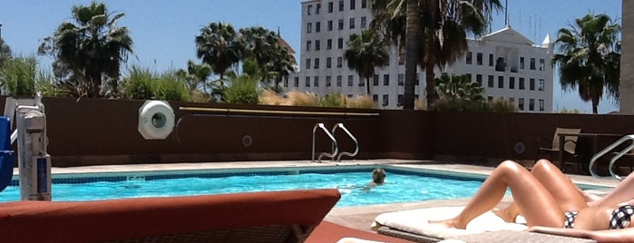 Renaissance Long Beach Hotel is one of Tempat yang Disukai Duk-ki.