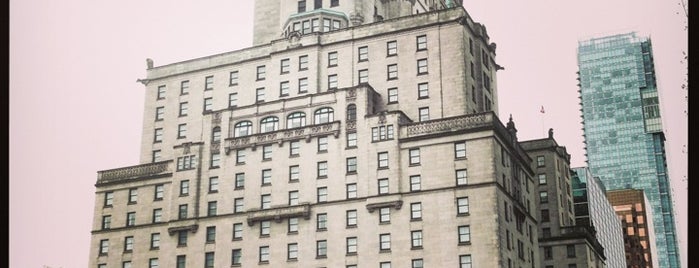 The Fairmont Hotel Vancouver is one of สถานที่ที่ eva ถูกใจ.