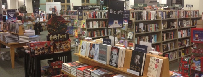 Barnes & Noble is one of Lugares favoritos de James.