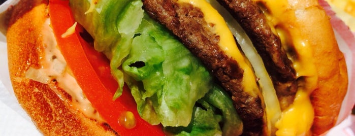 In-N-Out Burger is one of Zafer'in Beğendiği Mekanlar.