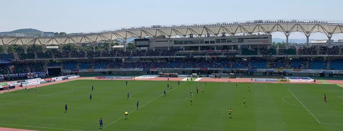 Transcosmos Stadium Nagasaki is one of Jリーグで使用されるスタジアム一覧.