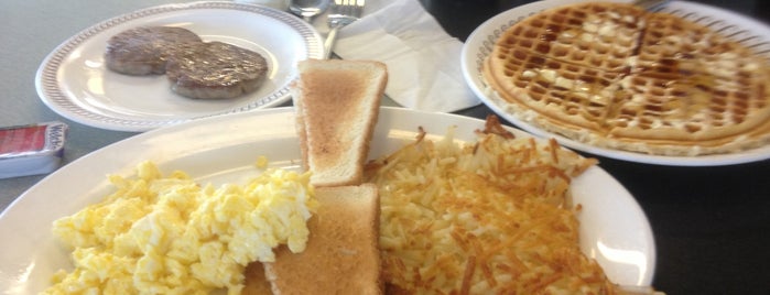 Waffle House is one of Davidさんのお気に入りスポット.