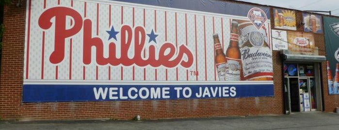 Javie's Beverage is one of สถานที่ที่ Joshua ถูกใจ.
