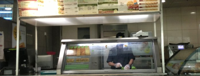 Subway is one of Nikhilさんのお気に入りスポット.