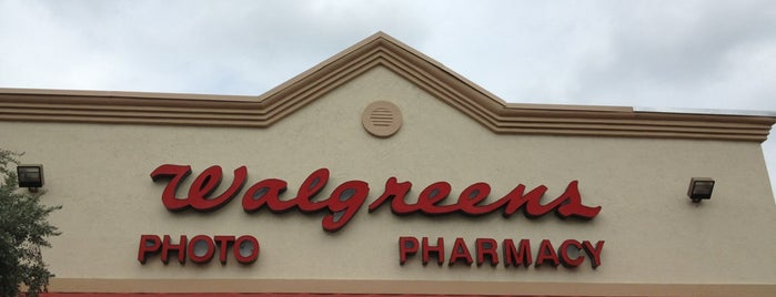 Walgreens is one of สถานที่ที่ JR umana ถูกใจ.