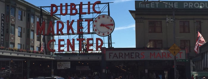 Pike Place Market is one of Tempat yang Disukai Karsten.